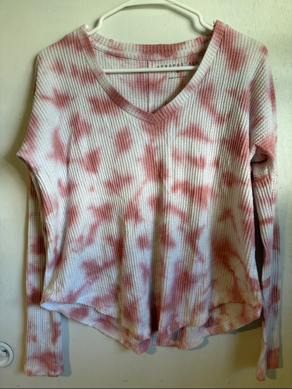 Aeropostale Women's White and Pink Tie-Dye V-Neck Long Sleeve Top